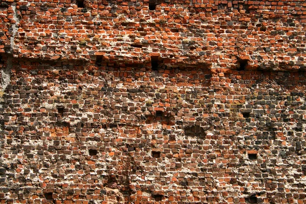 Schmutzige alte Mauer besteht aus Ziegeln in der Stadt — Stockfoto
