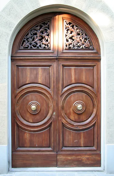 Staré dubové dveře s vytesanými kamennými prostorový — Stock fotografie
