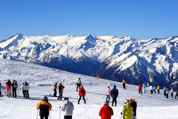 Ski declive coberto lado da montanha — Fotografia de Stock