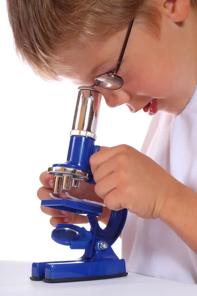 El niño con un microscopio — Foto de Stock