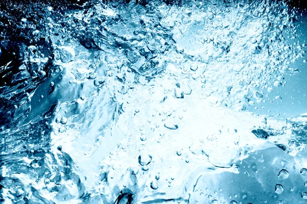 青い水が落ちる — ストック写真