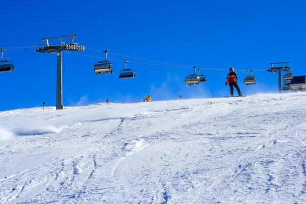 Piste de ski couverte versant montagne — Photo