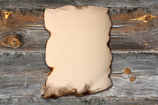 Старая бумага прибита к деревянному забору — стоковое фото