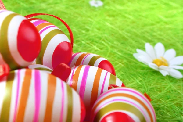 Крашеные красочные пасхальные яйца — стоковое фото
