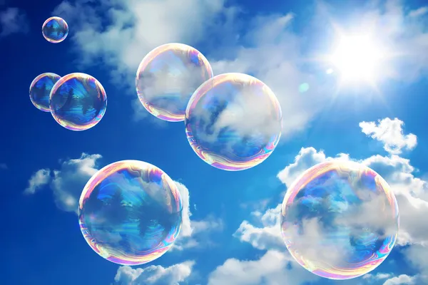 Мыльные пузыри на голубом небе — стоковое фото