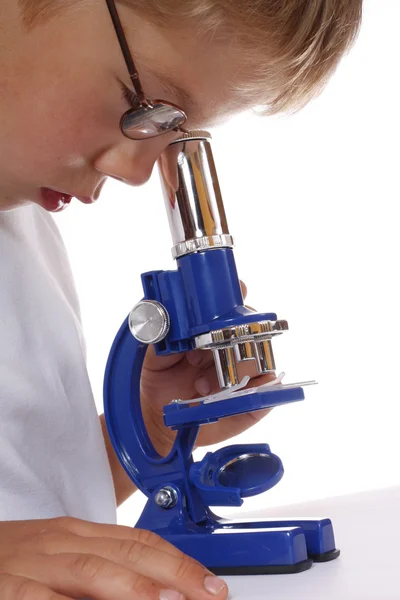 Le garçon avec un microscope — Photo