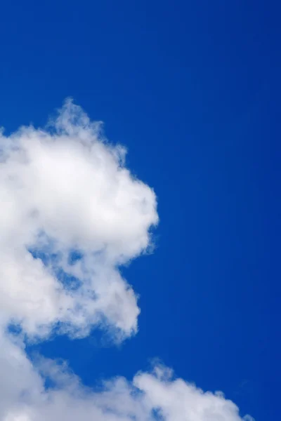 Lucht en wolken achtergrond — Stockfoto