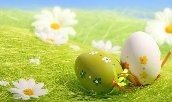 Huevos de Pascua sentados sobre hierba — Foto de Stock