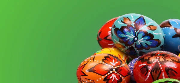 Värikkäitä pääsiäismunia korissa — kuvapankkivalokuva