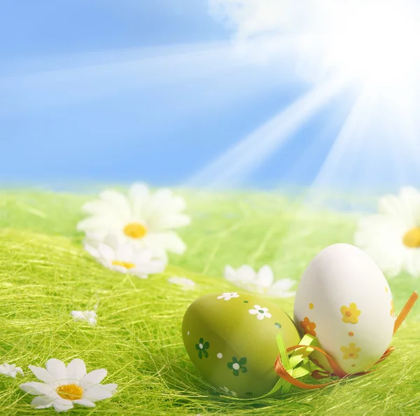 Huevos de Pascua sentados sobre hierba —  Fotos de Stock