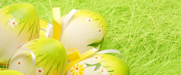 Пасхальные яйца на зеленом — стоковое фото