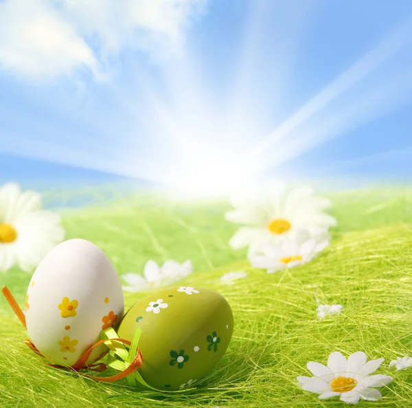 Huevos de Pascua sentados sobre hierba —  Fotos de Stock