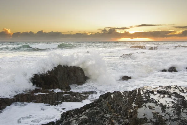 日没で砕ける波 — ストック写真