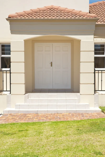Vita dörren till smarta hus — Stockfoto