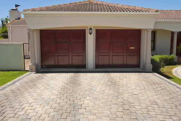 Dřevěný hnědý dvojité garážová vrata — Stock fotografie