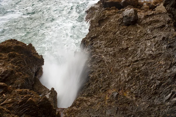 Wellen krachen in Felsen — Stockfoto