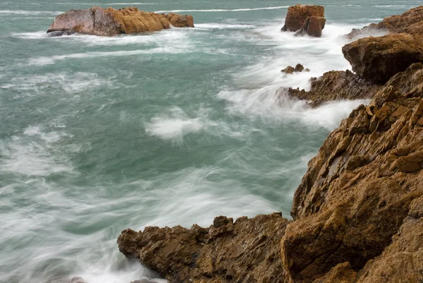 Vlny narážející do skal — Stock fotografie