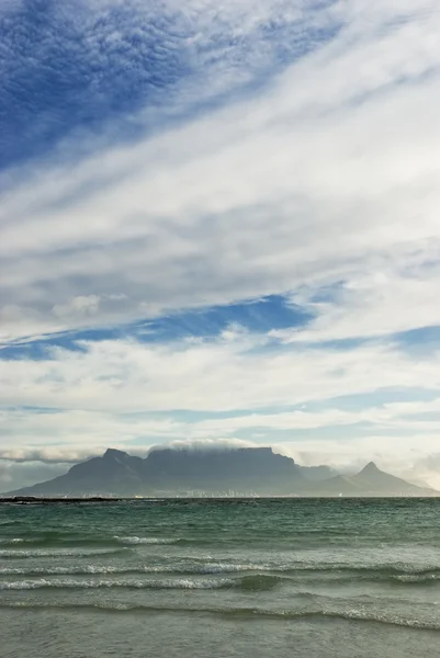 Tafelberg und Wellen — Stockfoto