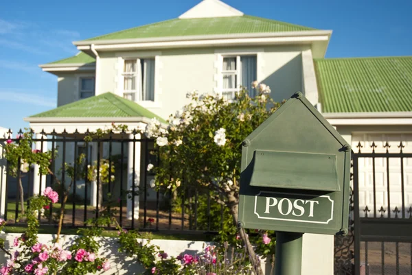 Postbox och hus — Stockfoto
