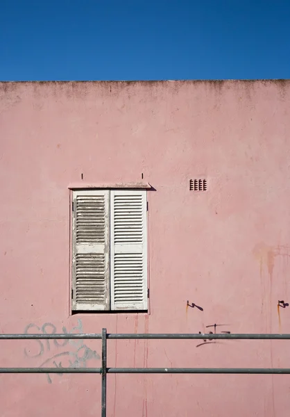 Uzavřené, bílé okenice — Stock fotografie