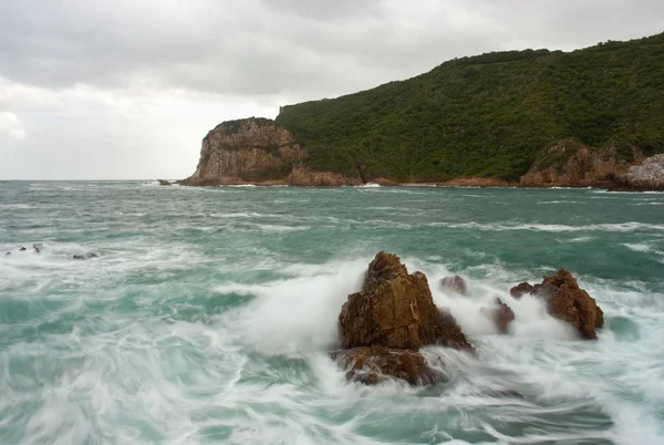 Ilha com ondas batendo — Fotografia de Stock
