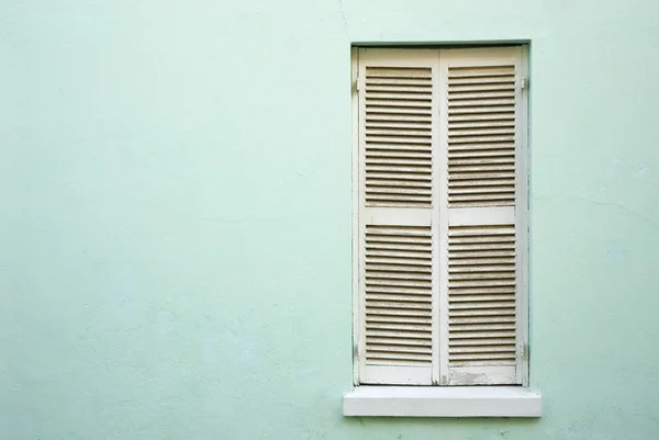 Weiße, geschlossene Fensterläden — Stockfoto