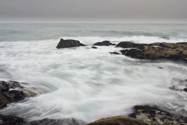Wellen krachen über Felsen — Stockfoto
