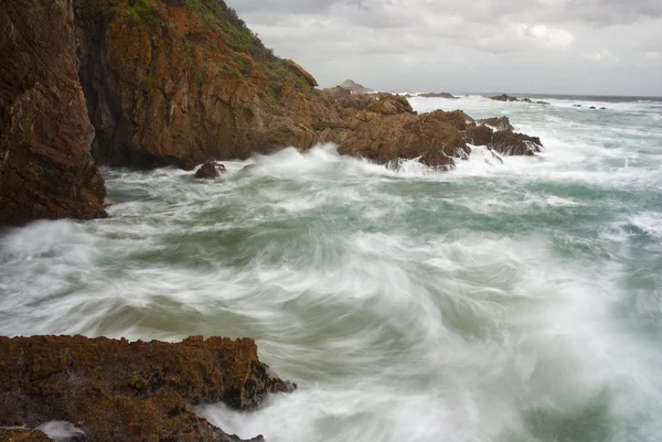 Wellen krachen in Klippen — Stockfoto