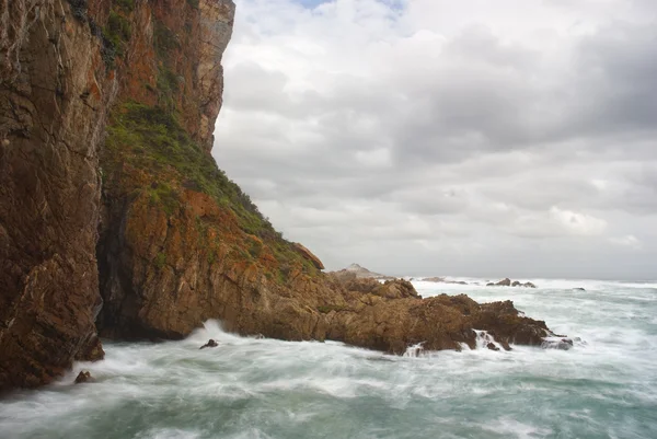Vågor kraschar in i klippor — Stockfoto