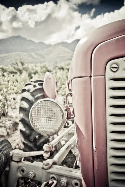 老红色拖拉机 — 图库照片