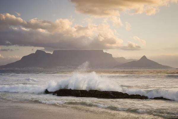 Muntele de masă în spatele valului — Fotografie, imagine de stoc