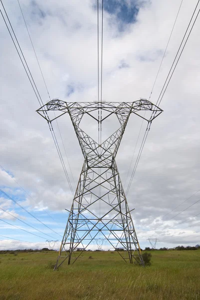 Elektřina pylonu se mraky — Stock fotografie