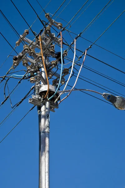 Pólo de eletricidade com fios — Fotografia de Stock