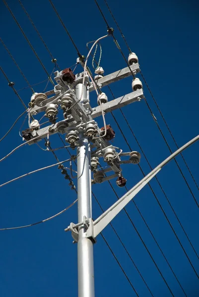 Pólo de eletricidade com fios — Fotografia de Stock
