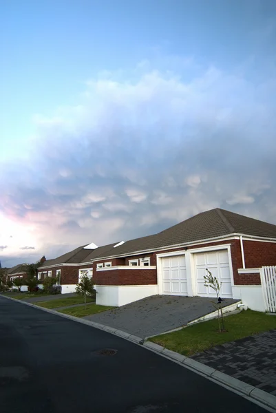 Modernt hus med dramatiska moln — Stockfoto