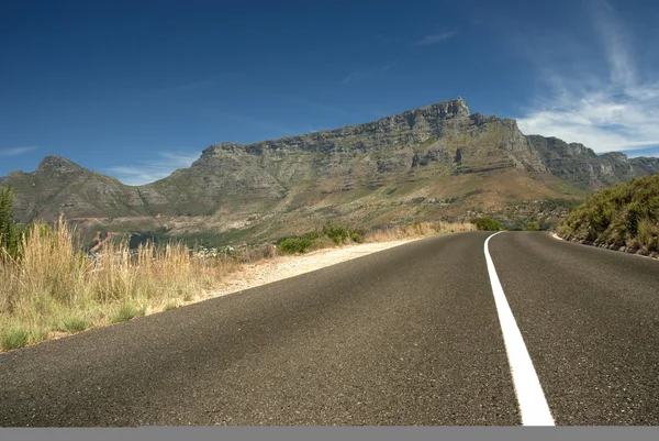 Road leading toward Table mountain — Stock Photo, Image