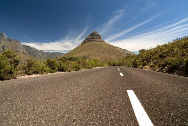 Road leading toward mountain — Stock Photo, Image