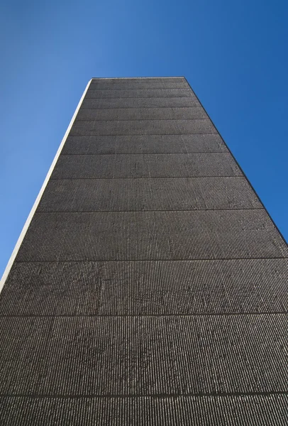 Высокое бетонное здание — стоковое фото