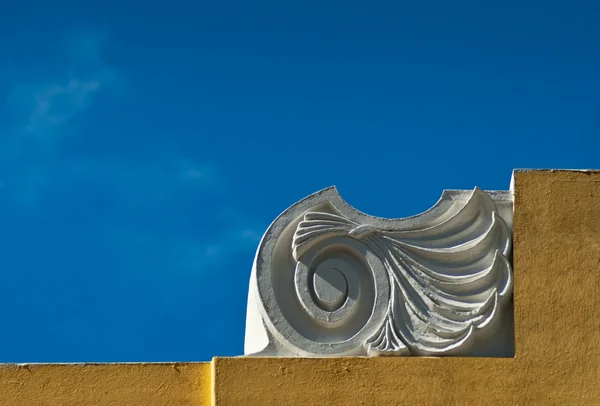 Topo da parede com escultura — Fotografia de Stock