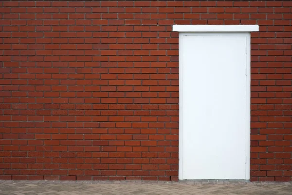 Porta bianca in parete rossa — Foto Stock