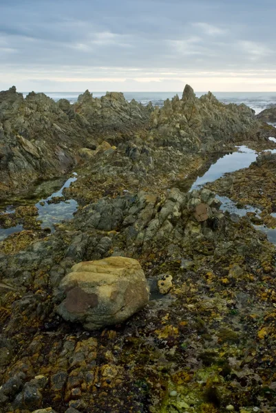 Praia rochosa e litoral — Fotografia de Stock