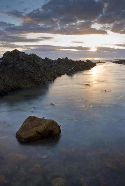 Sessiz bir plaj boyunca günbatımı — Stok fotoğraf