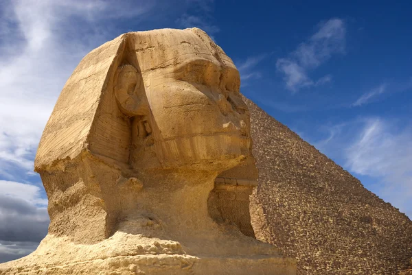 Sphinx och pyramid — Stockfoto