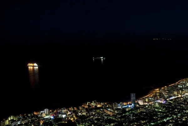 Прибрежный городской пейзаж ночью — стоковое фото