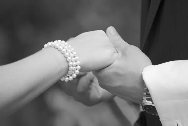 Ślubna para trzymająca się za ręce — Zdjęcie stockowe