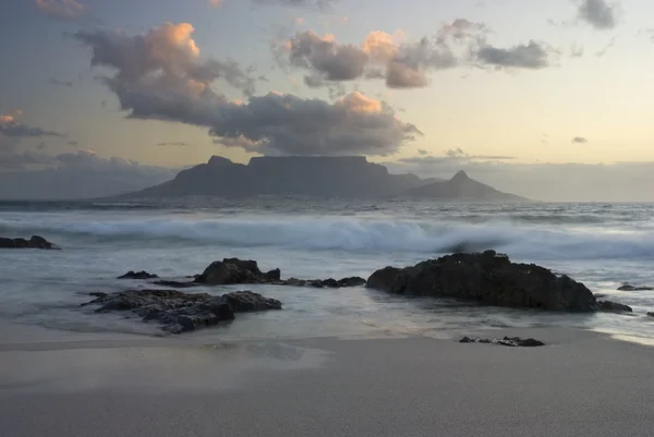 Tafelberg und Wellen — Stockfoto