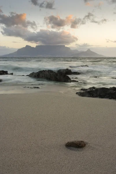 Tafelberg en strand — Stockfoto