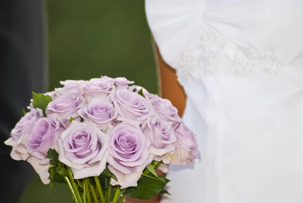 Bloem bouquetand trouwjurk — Stockfoto