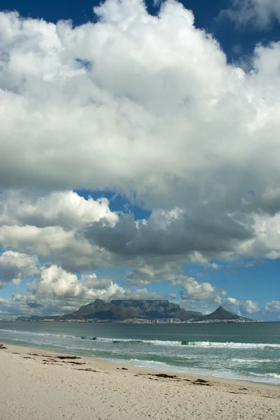 Столовая гора с облаками — стоковое фото
