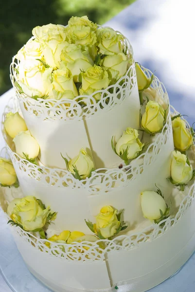バラの白いウェディングケーキ — ストック写真